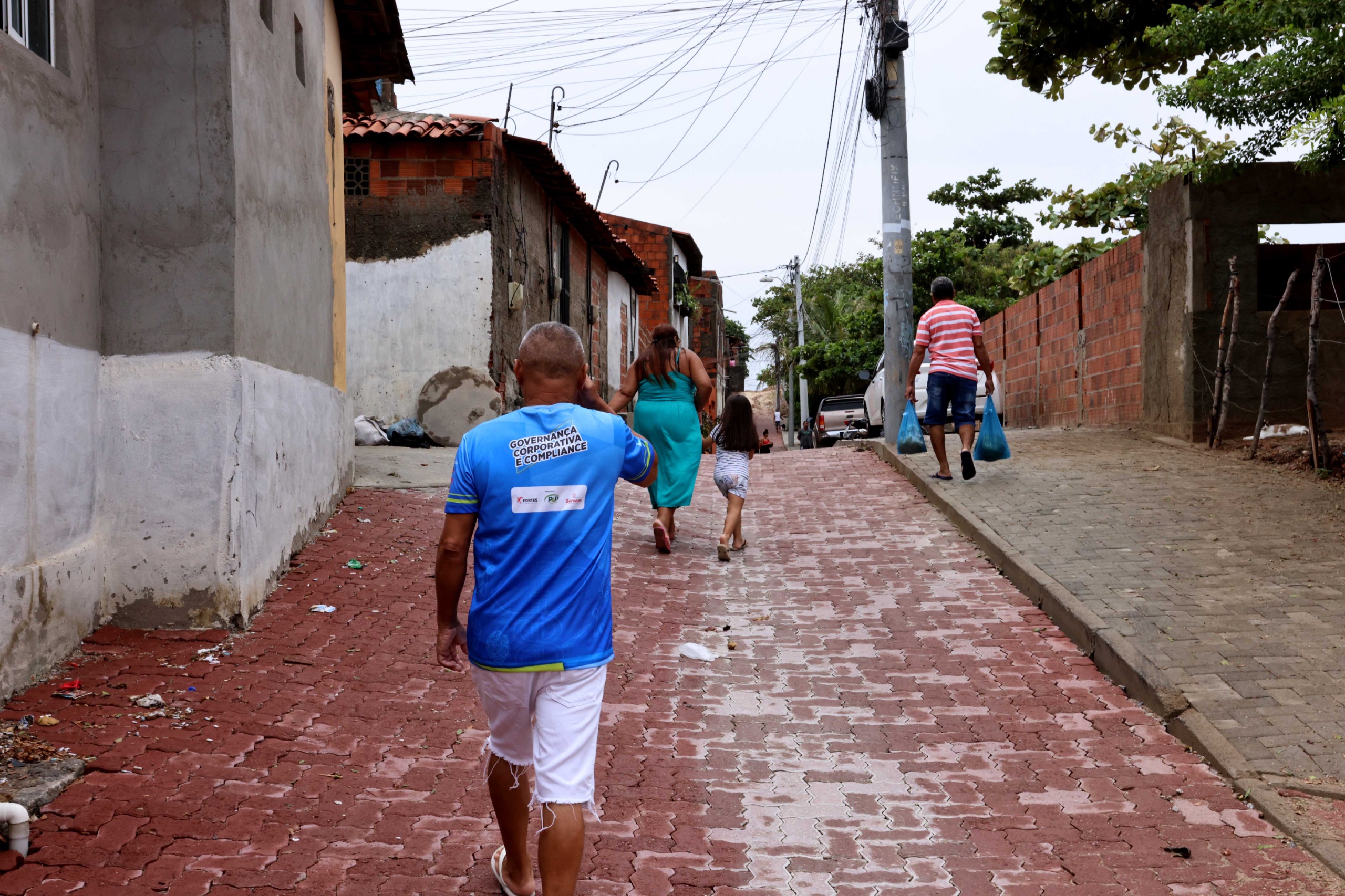 homem andando em rua urbanizada